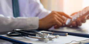 Gebührenordnung für Ärzte: MVZ-GmbH muss sich nicht daran halten - Gesundheitswesen