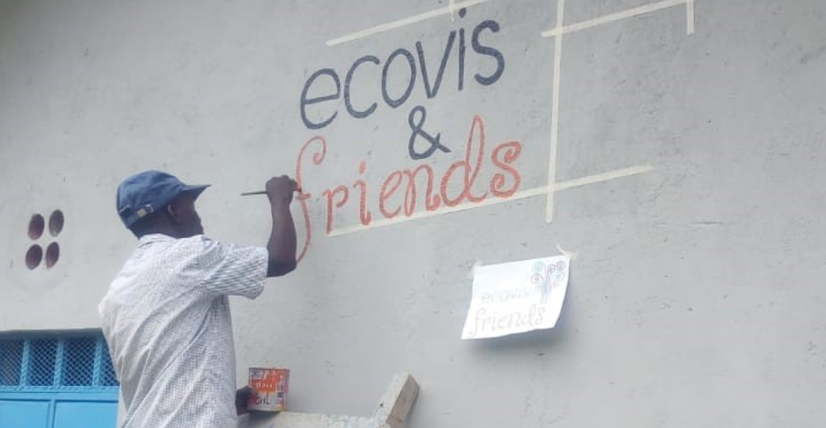 Finaler Anstrich für neues Schulgebäude in Kenia